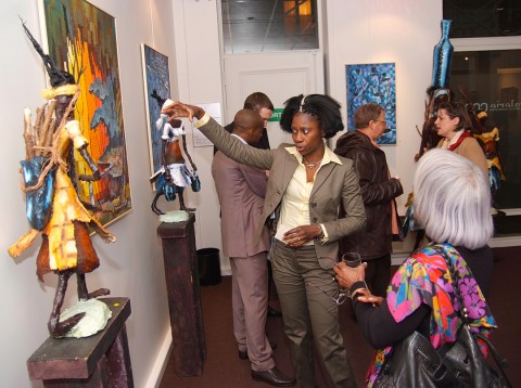05 februari 2009 › Rhode Makoumbou explique sa démarche artistique au public présent à la Galerie Congo.