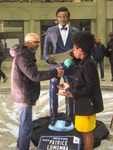 21 januari 2018 › Rhode Makoumbou interviewée dans la Galerie Ravenstein après la présentation en public de sa sculpture «Patrice Lumumba (...)».