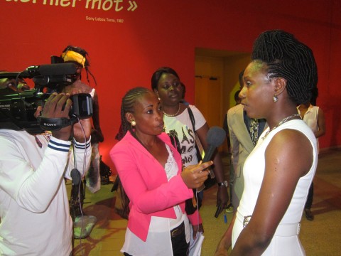 04 oktober 2016 › Rhode Makoumbou interviewée le jour du vernissage de son exposition «Temps présent» organisé à l'Institut français du Congo.