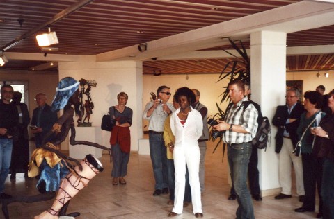 07 avril 2007 › Rhode Makoumbou présente ses oeuvres au cours du vernissage d'une exposition individuelle organisée au Relais de La Côte de Beauté.