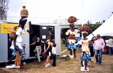 12 augustus 2006 › Sculptures de Rhode Makoumbou exposées à l'Afro C Festival, au stand de la Galerie Marc Dengis.