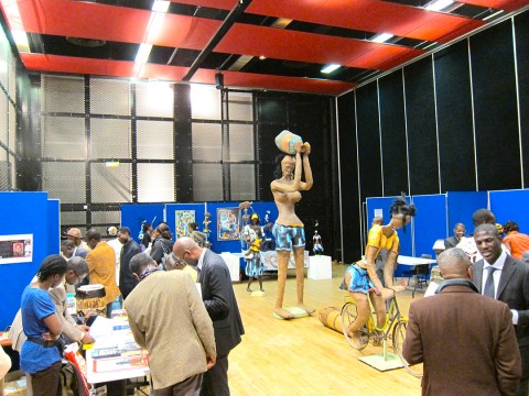 17 avril 2010 › Sculptures de Rhode Makoumbou exposées au Festival Intercontinental Malaki Mâ Kongo.