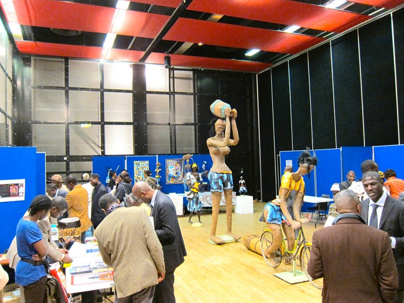 17 april 2010 › Sculptures de Rhode Makoumbou exposées au Festival Intercontinental Malaki Mâ Kongo.