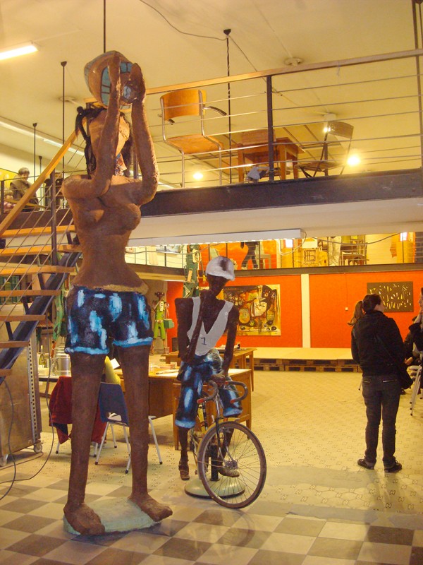 04 décembre 2009 › Sculptures de Rhode Makoumbou exposées dans la librairie UOPC.