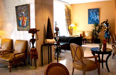 14 avril 2008 › Sculptures et peintures de Rhode Makoumbou exposées dans le salon de l'Hôtel Hilton.