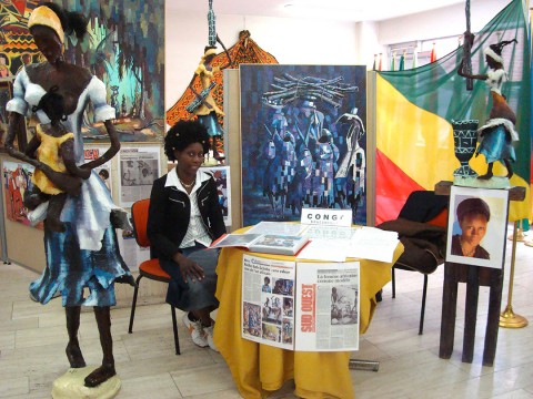 25 mai 2008 › Stand d'exposition des oeuvres de Rhode Makoumbou, installé dans la Maison ACP (Afrique Caraïbe Pacifique).