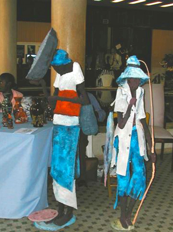 05 novembre 2001 › «Sur le marché» et «Le pêcheur», sculptures de Rhode Makoumbou exposées au Palais du Parlement.