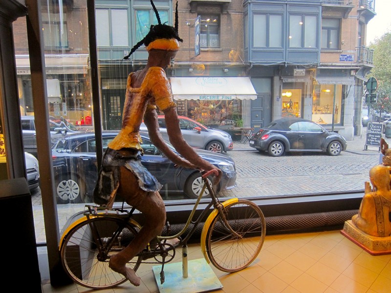 09 novembre 2017 › «Un dimanche sans voiture», sculpture de Rhode Makoumbou exposée à la vitrine des Faienceries de Gien.