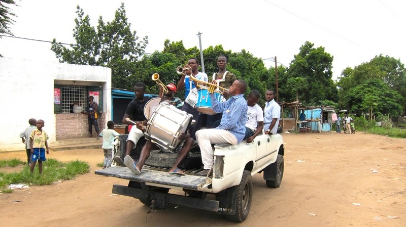 26 mars 2010 › Une fanfare accompagne l'exposition itinérante «Trait-d'Union» de Rhode Makoumbou dans les rues de la capitale.