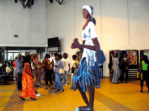 27 maart 2010 › «Vendeuse à Mansimou», sculpture de Rhode Makoumbou présentée à l'exposition individuelle «Trait-d'Union».