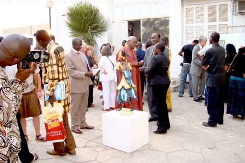 13 mei 2008 › Vernissage de l'exposition collective «Ndadje». Au centre : la sculpture de Rhode Makoumbou «Le mponzi».