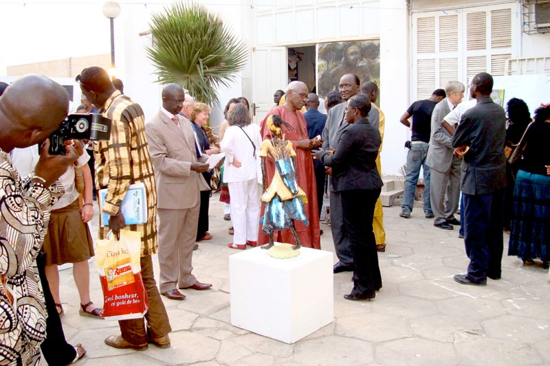 13 mei 2008 › Vernissage de l'exposition collective «Ndadje». Au centre : la sculpture de Rhode Makoumbou «Le mponzi».