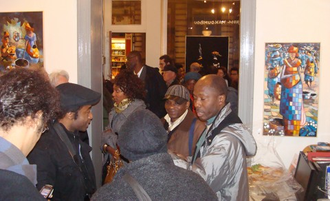 06 novembre 2009 › Vernissage de l'exposition personnelle de Rhode Makoumbou «Trait-d'Union» à la Galerie Lumières d'Afrique.