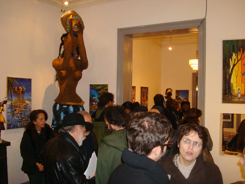 06 novembre 2009 › Vernissage de l'exposition personnelle de Rhode Makoumbou «Trait-d'Union» à la Galerie Lumières d'Afrique.