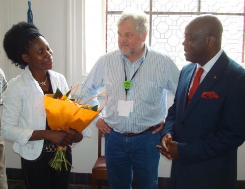 23 juli 2009 › Visite de l'Ambassadeur de la République du Congo Roger Julien Menga à l'exposition de Rhode Makoumbou.