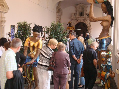 12 juillet 2009 › Visiteurs au vernissage de l'exposition individuelle de Rhode Makoumbou.