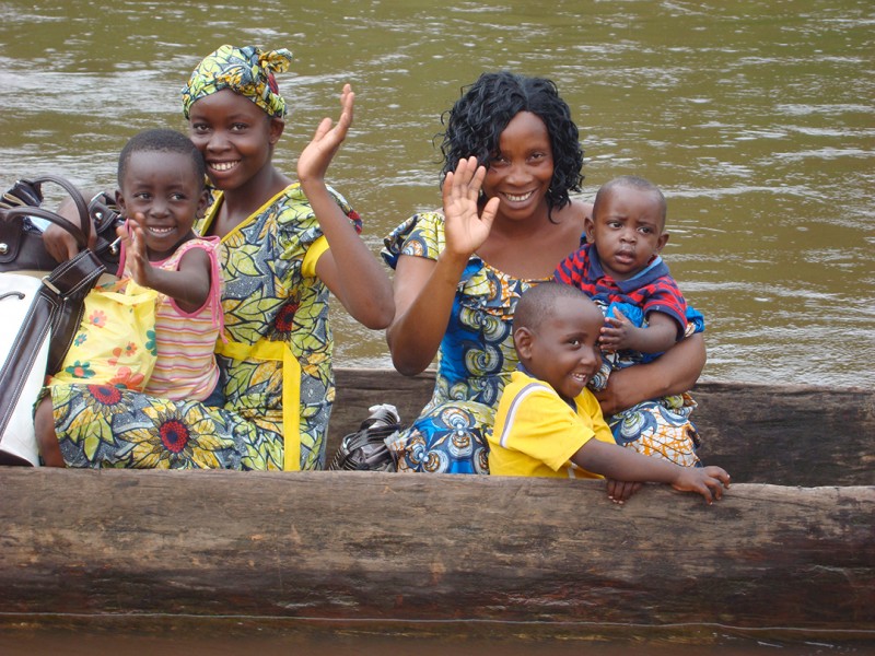 16 mei 2009 › Deux cousines de Rhode Makoumbou, Azarel et Jered Bissadidi, accompagnées de leurs enfants.