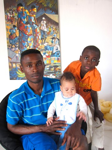 18 août 2012 › Ehud Makoumbou avec ses neveux Quentin et Daouda, les deux derniers fils de Rhode Makoumbou.