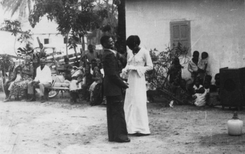 06 juillet 1974 › Fête de mariage de David et Élisabeth Makoumbou, les parents de Rhode Makoumbou.