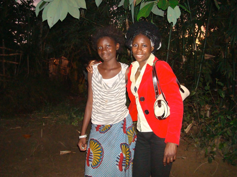 18 mai 2009 › Les deux cousines Erdine Bissadidi et Rhode Makoumbou.