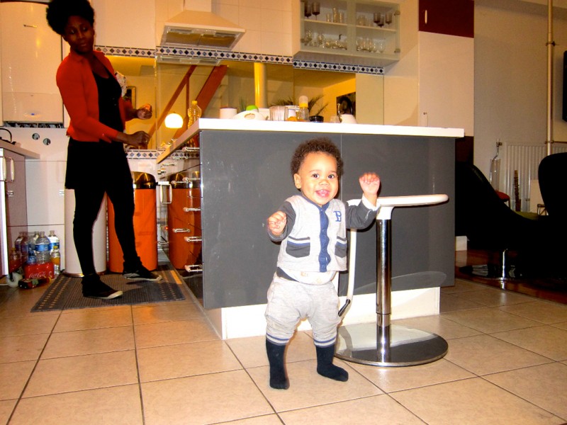 10 februari 2013 › Les premiers pas de Quentin tout heureux, sous le regard bienveillant de sa mère Rhode Makoumbou.