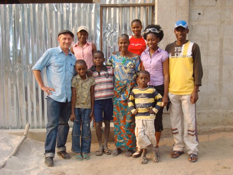 05 août 2009 › Marc Somville en compagnie de la famille Makoumbou : Loude Aboubacar, Naomi, Abdoulaye, Élisabeth, Milcah, Daouda, Rhode et Ehud. Il ne manque que le père David en voyage à Pointe-Noire.