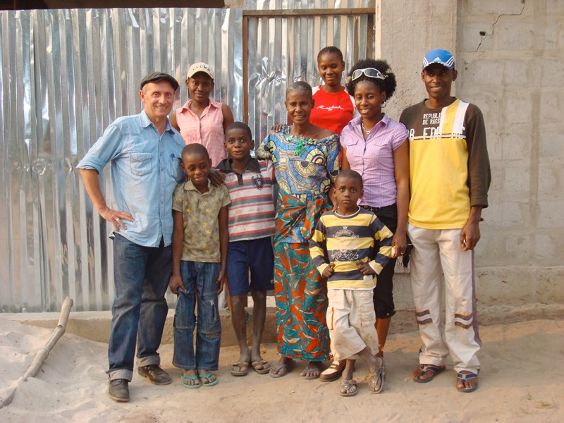 05 augustus 2009 › Marc Somville en compagnie de la famille Makoumbou : Loude Aboubacar, Naomi, Abdoulaye, Élisabeth, Milcah, Daouda, Rhode et Ehud. Il ne manque que le père David en voyage à Pointe-Noire.