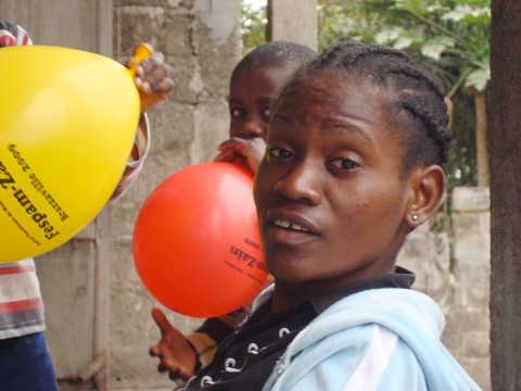 31 juillet 2009 › Naomi Makoumbou à côté de son neveu Daouda (un des trois fils de Rhode).