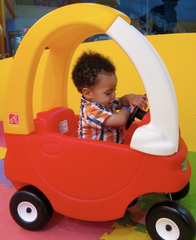 14 april 2013 › Pour son premier anniversaire, Quentin Makoumbou essaye de mieux conduire que sa mère !