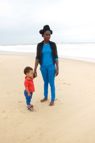 17 september 2013 › Quentin découvre le bruit des vagues de l'océan, en compagnie de sa mère Rhode Makoumbou.