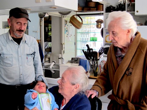 21 april 2012 › Quentin Makoumbou, le tout dernier des Somville, entouré par son père Marc Somville et ses grands-parents Simone et Roger Somville.