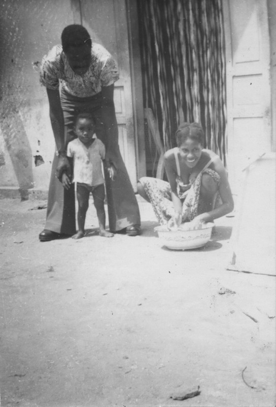 08 juli 1980 › Rhode Makoumbou à l'âge 4 ans avec ses parents David et Élisabeth.