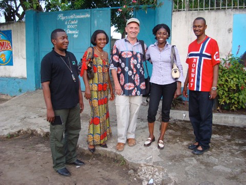 17 mei 2009 › Rhode Makoumbou à la Main Bleue avec un ami, Mireille Bouesso Samba, Marc Somville et Armel Bazonguela.