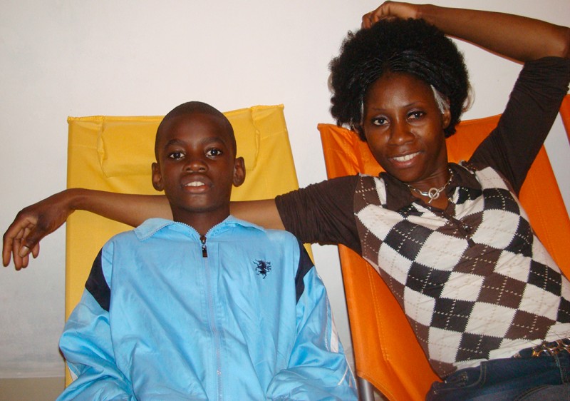 19 mei 2009 › Rhode Makoumbou avec son fils aîné Abdoulaye.
