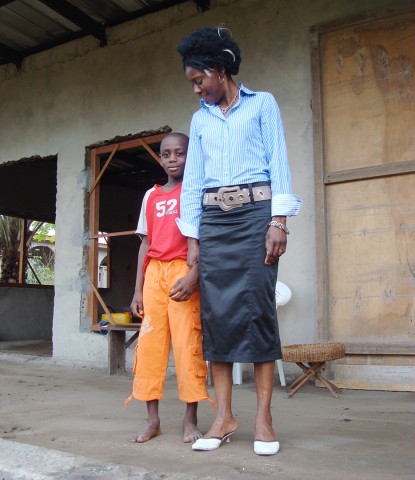 10 mei 2009 › Rhode Makoumbou avec son fils Loude Aboubacar.