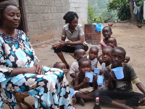 18 mei 2009 › Rhode Makoumbou en compagnie de sa tante Sidonie Bissadidi et de ses petits cousins.