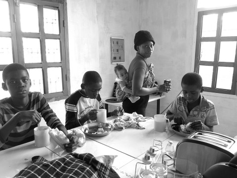 16 août 2012 › Rhode Makoumbou en compagnie de ses quatre fils : Abdoulaye, Aboubacar, Quentin (porté sur le dos) et Daouda.