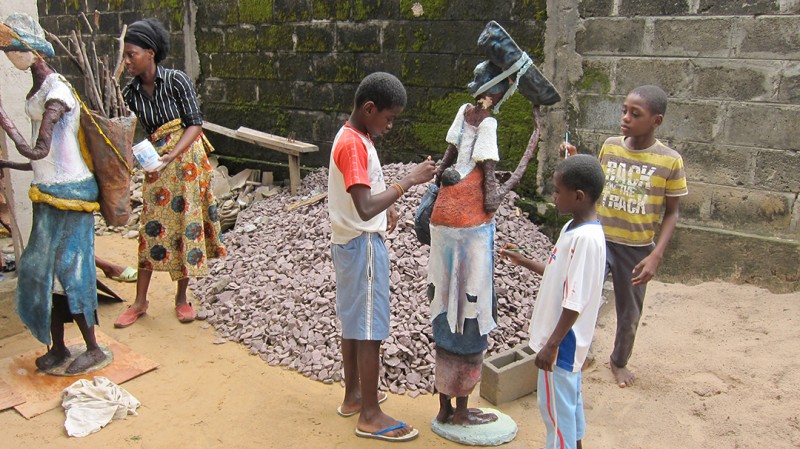 24 mars 2010 › Rhode Makoumbou et ses trois fils, en train de préparer les oeuvres qui seront présentées à son exposition «Trait-d'Union».