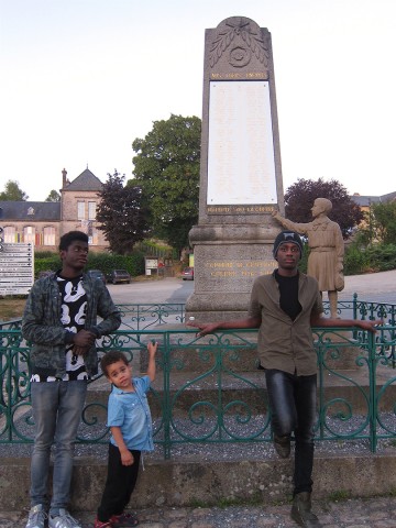 27 juillet 2016 › Trois des quatre fils de Rhode Makoumbou, Abdoulaye, Quentin et Aboubacar, devant le monument aux morts de la Commune de Gentioux.