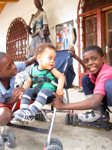 14 juillet 2013 › Trois fils de Rhode Makoumbou : Aboubacar, Quentin et Daouda.
