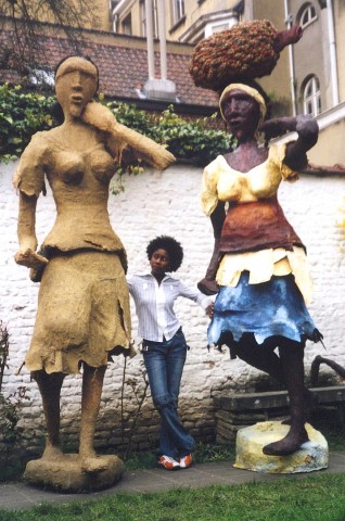Rhode Makoumbou › Sculpture : «L’artiste et deux de ses oeuvres» • ID › 5