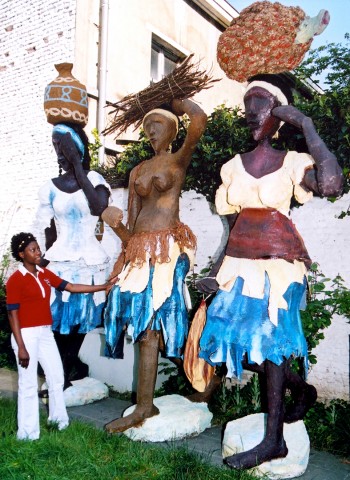 Rhode Makoumbou › Sculpture : «L'artiste et trois de ses oeuvres» (2005) • ID › 1