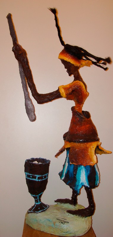 Rhode Makoumbou › Beeldhouwwerk: «La pileuse de manioc» (2009)