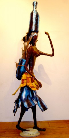 Rhode Makoumbou › Sculpture : «La porteuse d’eau et de bois» • ID › 90