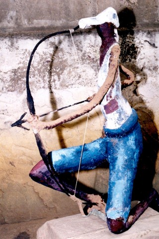 Rhode Makoumbou › Sculpture : «Le chasseur à l'arc» (2002) • ID › 15