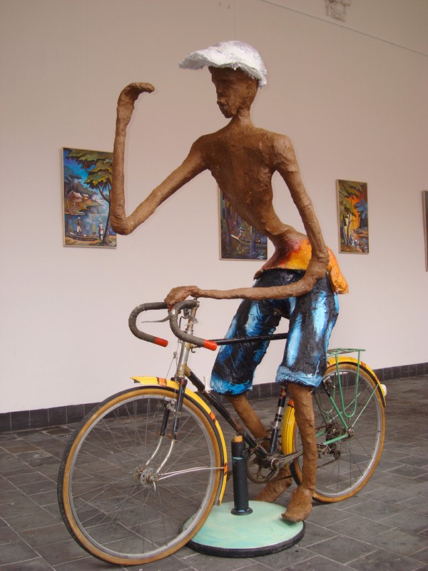 Rhode Makoumbou › Beeldhouwwerk: «Le coureur cycliste» (2009)