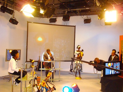 In de studio van Canal France International: «Dialogue entre Rhode Makoumbou et le journaliste invité Joël Ettien.»