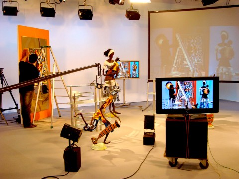 In de studio van Canal France International: «Installation du plateau de l'émission avec les oeuvres de Rhode Makoumbou.»