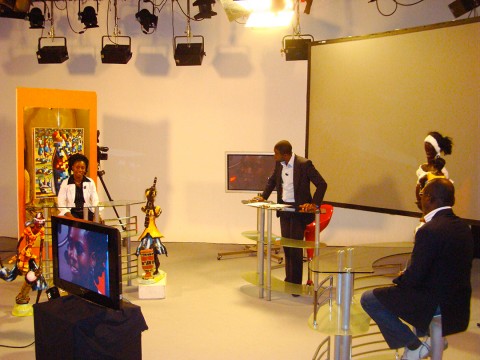 Sur le plateau de Canal France International : «Rhode Makoumbou avec le présentateur de l'émission Ephrem Youkpo et le journaliste invité Joël Ettien.»