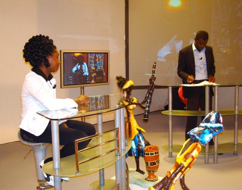 In de studio van Canal France International: «Un moment de réflexion pour Rhode Makoumbou ;).»